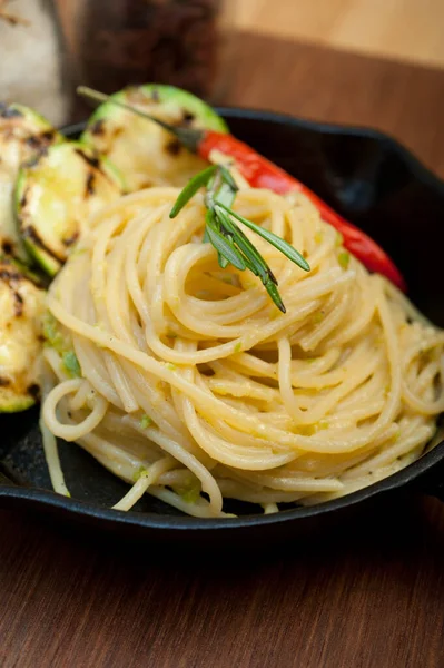 Italienische Spaghetti Mit Zucchini Sauce Auf Eisenpfanne Über Holzbrett — Stockfoto