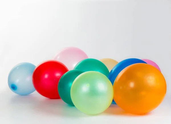 Ballons Colorés Sur Fond Blanc — Photo