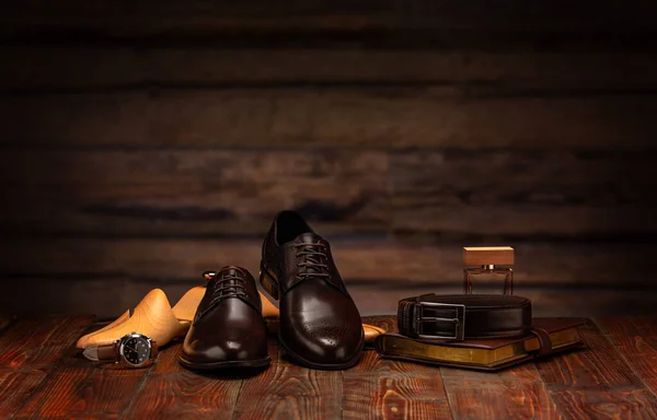 Erkek Deri Ayakkabılarıyla Kemeriyle Tahta Arka Planıyla — Stok fotoğraf