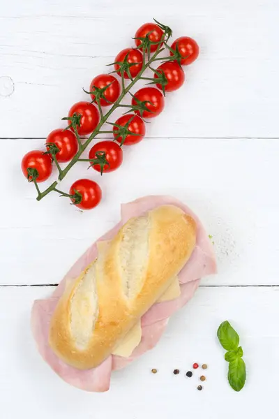 Sub Sanduíche Com Formato Retrato Presunto Queijo Cima Madeira Tábua — Fotografia de Stock