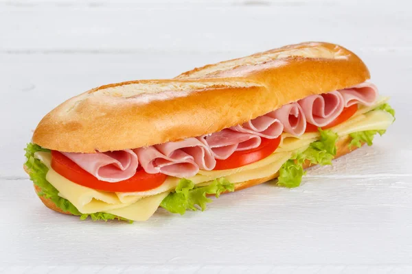 Baguette Sandwich Con Prosciutto Formaggio Fresco Tavola Legno — Foto Stock