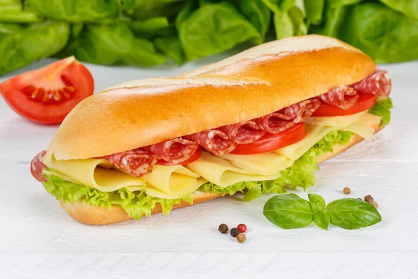 Sub Sandwich Stokbrood Met Salami Ham Kaas Houten Plank Hout — Stockfoto