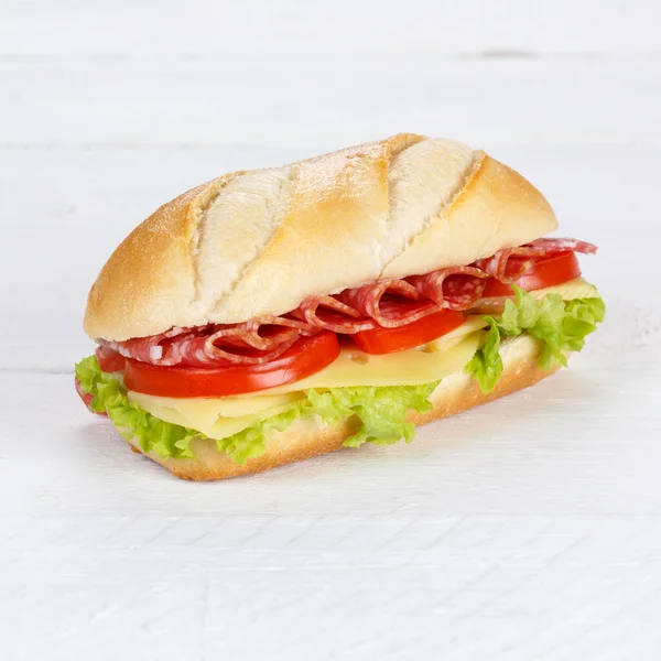 Sandwich Mit Salami Schinken Und Käse Frisch Viereckig Auf Holzbrettchen — Stockfoto