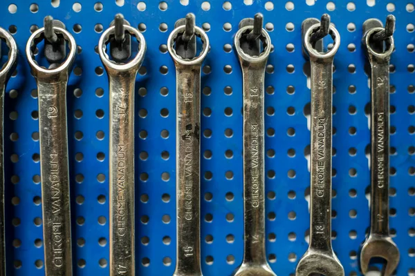Uppsättning Olika Metallskiftnycklar Blå Bakgrund — Stockfoto
