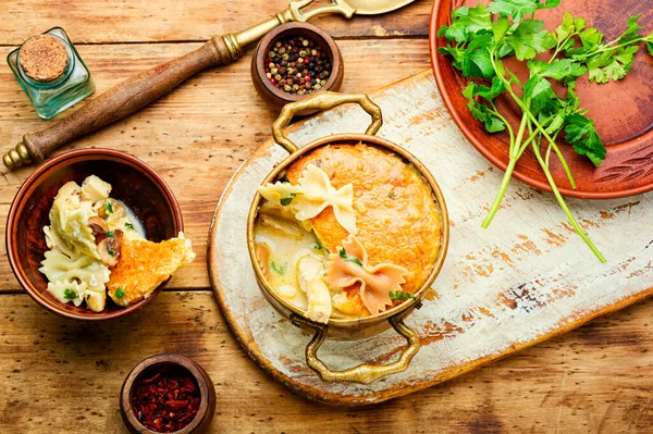 Plat Pâtes Appétissant Avec Poulet Fromage Champignons — Photo