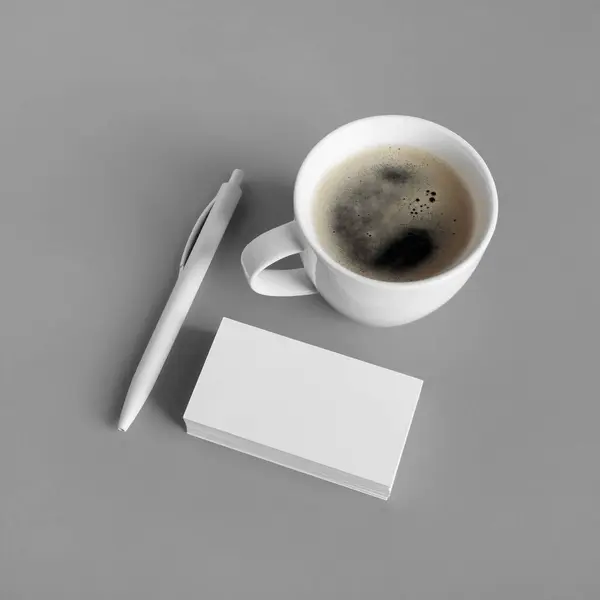 Burlan Marca Foto Tarjetas Visita Blanco Taza Café Pluma Sobre — Foto de Stock