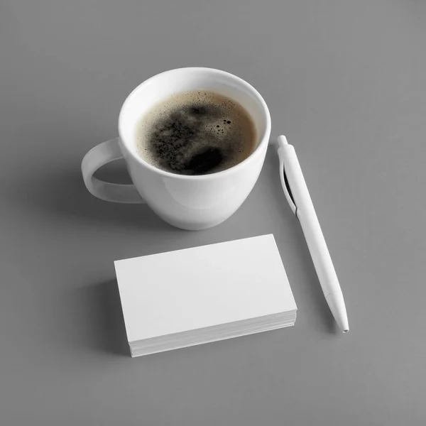 Leere Visitenkarten Kaffeetasse Und Stift Auf Grauem Papier Hintergrund Brand — Stockfoto