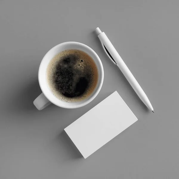 Leere Visitenkarten Kaffeetasse Und Stift Auf Grauem Papier Hintergrund Ansicht — Stockfoto