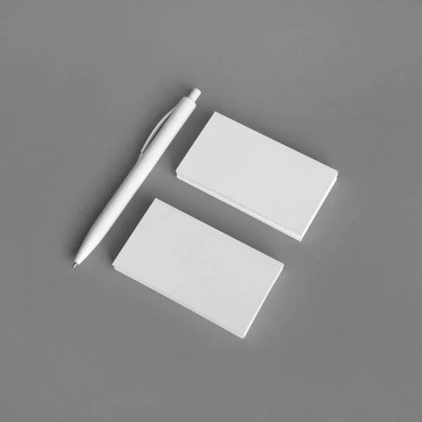 白纸背景上的空白名片和钢笔 品牌形象模拟 — 图库照片