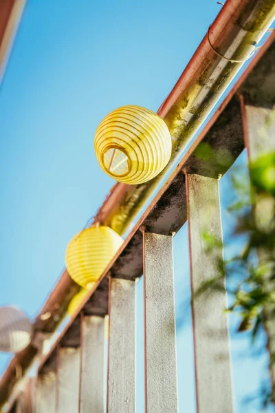 Närbild Sommar Lampjoner Balkong Fritid Sommarlovet — Stockfoto