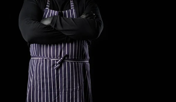 Uomo Chef Grembiule Blu Righe Vestiti Neri Erge Uno Sfondo — Foto Stock