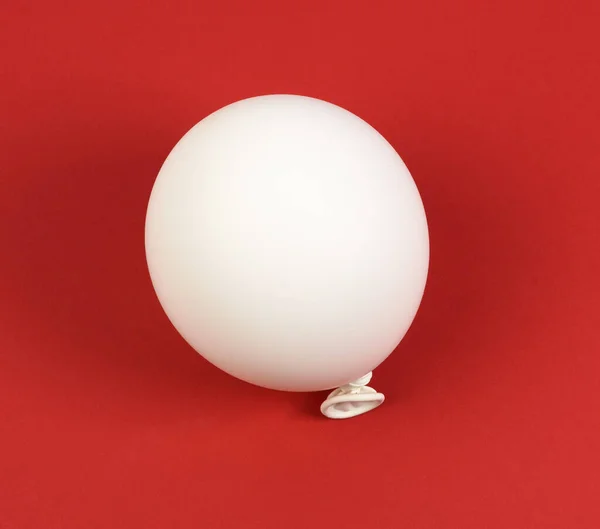 Huevo Blanco Sobre Fondo Rojo — Foto de Stock