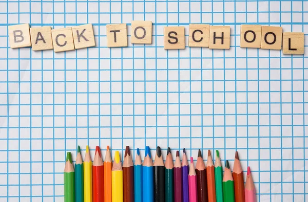 Inscription Des Lettres Bois École Crayons Multicolores Sur Fond Feuille — Photo