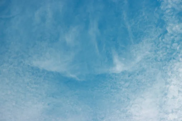 Częściowo Zachmurzone Błękitnym Letnim Niebie Ciągu Dnia — Zdjęcie stockowe