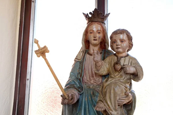 Hırvatistan Stitar Kasabasındaki Kilisede Bebek Heykeliyle Bakire Meryem — Stok fotoğraf