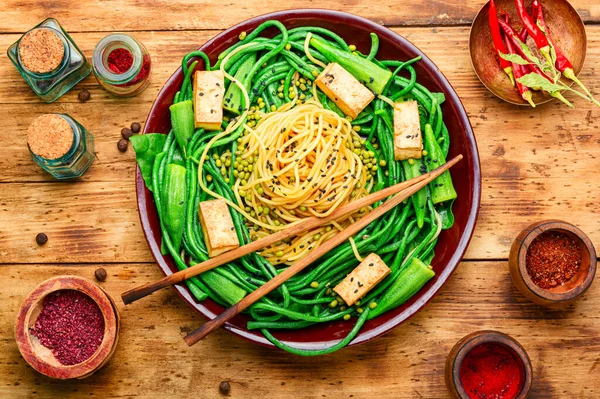 Asiatisk Vegetarisk Sallad Med Säsongsbetonade Grönsaker Och Spaghetti — Stockfoto