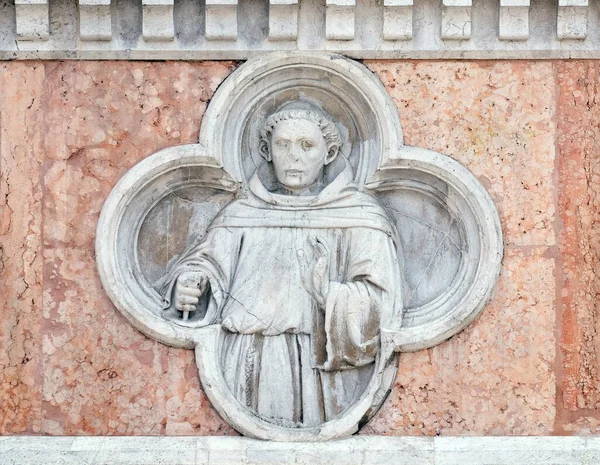 位于意大利博洛尼亚的圣彼得罗尼奥大教堂正面的保罗 博奈托浮雕圣弗朗西斯 — 图库照片