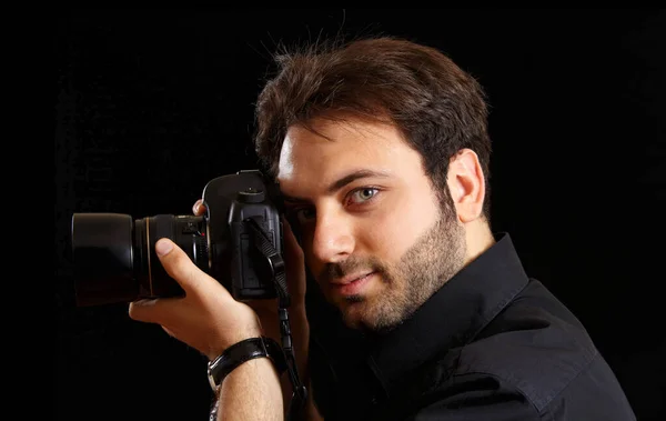 Porträt Eines Hübschen Jungen Mannes Auf Schwarzem Hintergrund Mit Kamera — Stockfoto