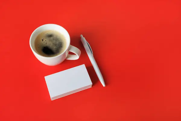 Фото Пустых Визитных Карточек Кофейной Чашки Ручки Фоне Красной Бумаги — стоковое фото