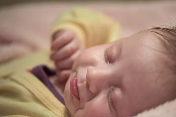 Νεογέννητο Κοριτσάκι Κοιμάται Στο Κρεβάτι Στο Σπίτι — Φωτογραφία Αρχείου