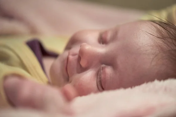 Novorozeně Dítě Dívka Spí Posteli Doma — Stock fotografie