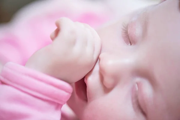 Bebê Recém Nascido Menina Dormindo Cama Casa — Fotografia de Stock