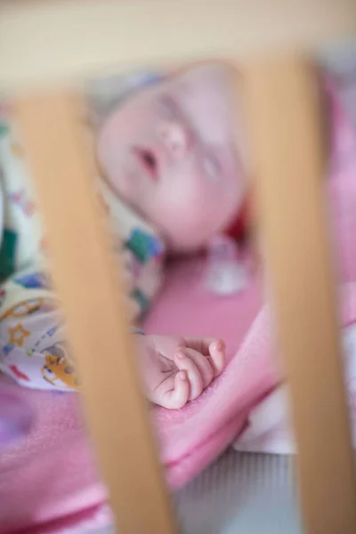 新生児の女の子が家で寝ると — ストック写真