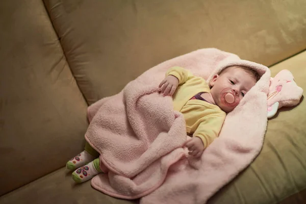 Pasgeboren Baby Meisje Slapen Bed Thuis — Stockfoto
