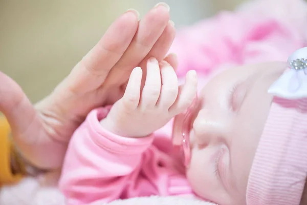 Schattig Baby Meisje Met Haar Handen Een Roze Achtergrond — Stockfoto