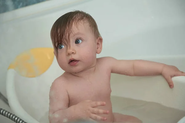 Mother Bathing Happy Little Baby Girl Taking Bath — Stock Photo, Image