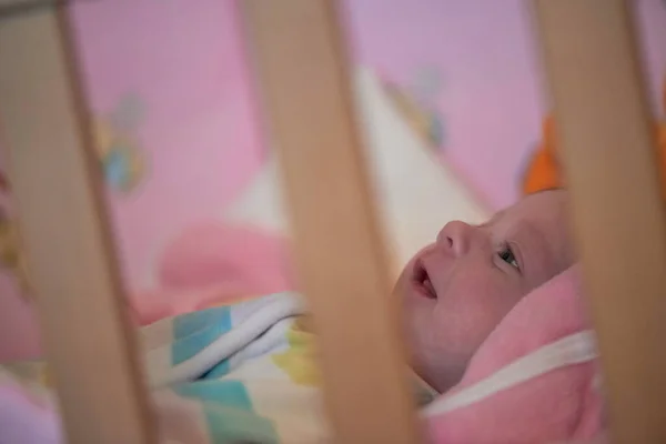 おもちゃの部屋にいる赤ん坊の女の子 — ストック写真