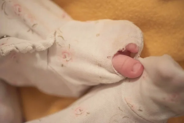 Mês Recém Nascido Cama Close Retrato Dormir Bonito Menina — Fotografia de Stock