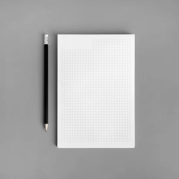 灰色の紙の背景に空白のコピーブックと鉛筆 Idテンプレートのブランディング — ストック写真