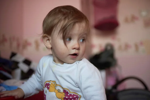 Bonito Pequeno Ano Idade Bebê Brincando Com Brinquedos Casa Fazer — Fotografia de Stock