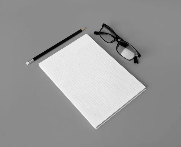 Foto Von Leerem Copybook Brille Und Bleistift Auf Grauem Papierhintergrund — Stockfoto