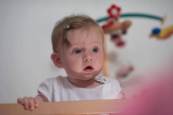 Lindo Bebé Año Jugando Con Juguetes Cama Mientras Los Primeros — Foto de Stock