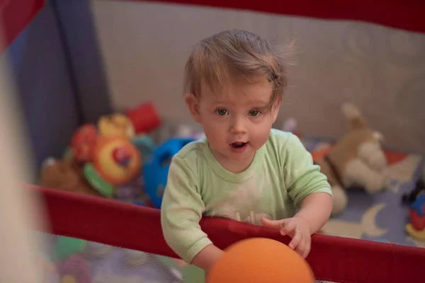 Cute Little Baby Gry Zabawkami Mobilnym Łóżku Podejmowania Pierwsze Kroki — Zdjęcie stockowe