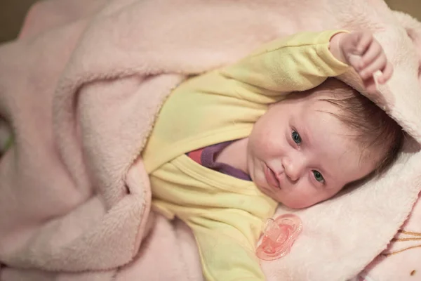 Słodkie Dziecko Chłopiec Ręcznik Jej Głowie — Zdjęcie stockowe