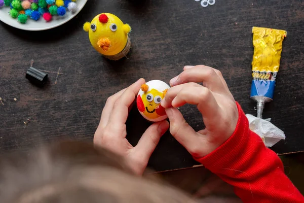 Manos Niños Haciendo Juguete Con Niño Una Mesa Madera — Foto de Stock