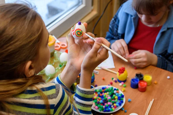 Los Niños Mesa Están Pintando Huevos Pascua Para Las Vacaciones — Foto de Stock