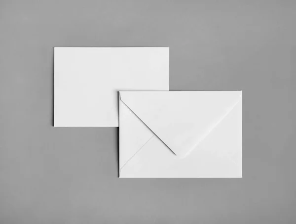 Twee Blanco Papieren Enveloppen Grijze Papieren Achtergrond Voor Achter Vlakke — Stockfoto