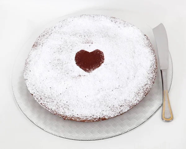 Ein Stück Kuchen Mit Herzförmigem Sahnehäubchen Auf Weißem Hintergrund — Stockfoto