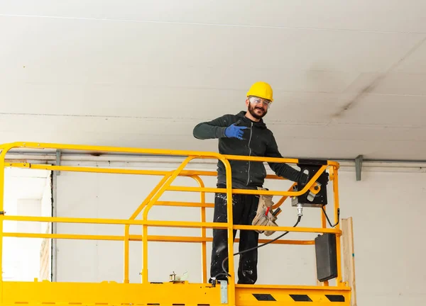 Trabalhador Construção Com Capacete Amarelo Capacetes Proteção — Fotografia de Stock