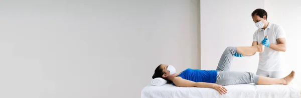 Fysiotherapie Knie Letsel Rehab Massage Met Gezichtsmasker — Stockfoto