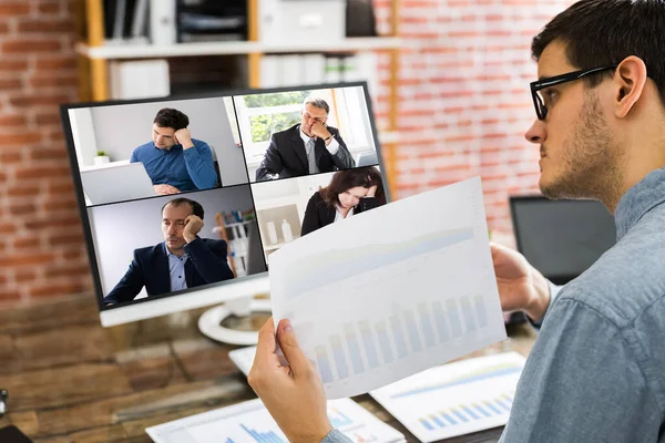 Analista Mostrando Plano Reunião Videoconferência Online — Fotografia de Stock