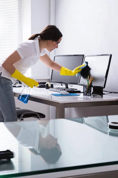 Junge Frau Putzt Computer Mit Lappen Büro — Stockfoto