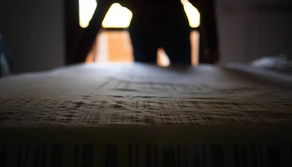 Der Erwachsene Mann Räumt Das Bett Mit Einem Baumwolltuch Auf — Stockfoto