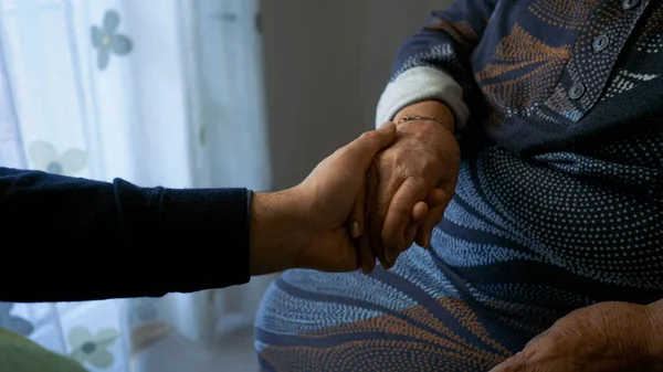 Concept Van Ondersteuning Gezelschap Voor Ouderen Een Jonge Hand Strelen — Stockfoto