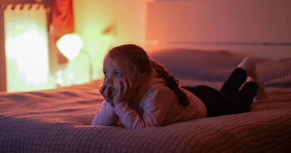 Uma Menina Ver Televisão Quarto Luz Natural Com Brilho Lcd — Fotografia de Stock