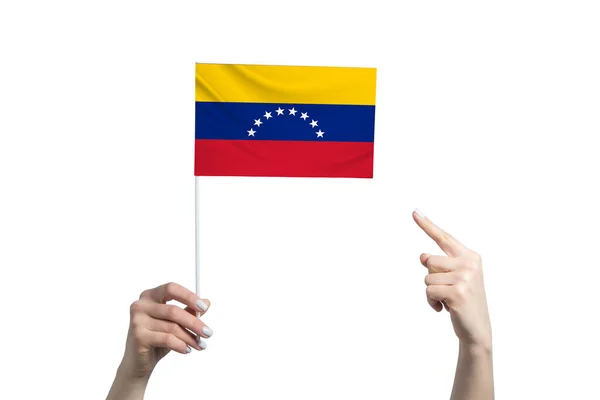一只漂亮的女手举着一面委内瑞拉国旗 另一只手拿着她的手指 被白色的背景隔开了 — 图库照片